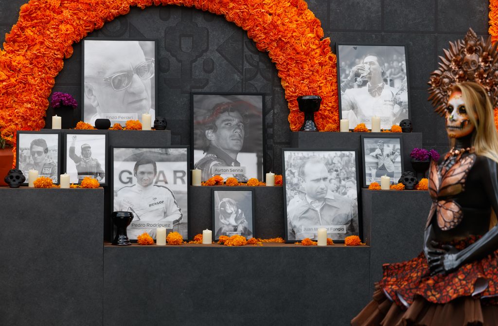 En medio de grandes celebridades de la Fórmula 1, Roscoe destaca en la ofrenda del Día de Muertos