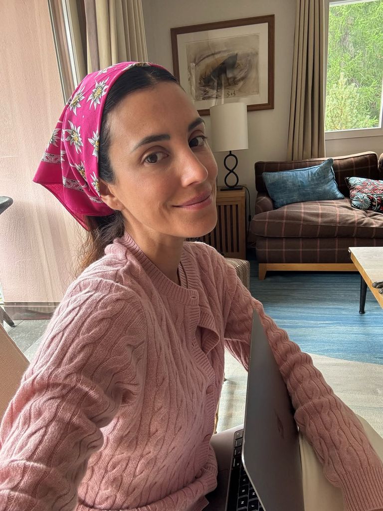 Sassa de Osma con look abrigado disfrutando de sus vacaciones de verano en Suiza