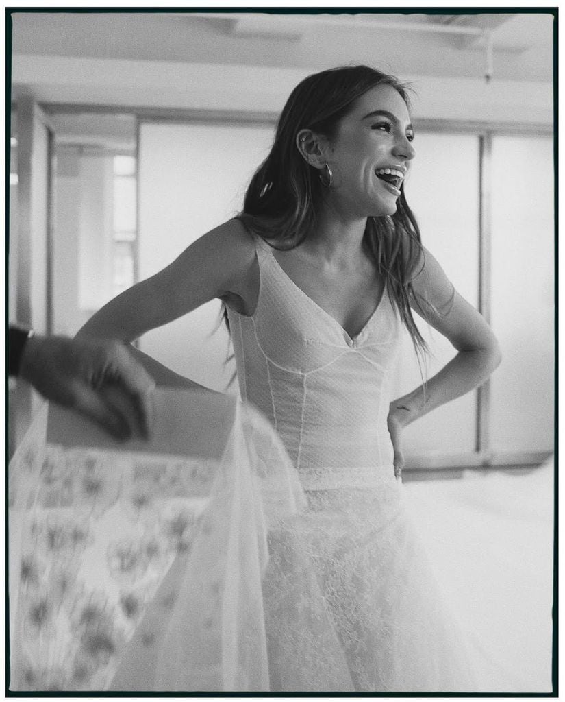 La actriz compartió varias fotos de cómo fue evolucionando el diseño de su vestido.