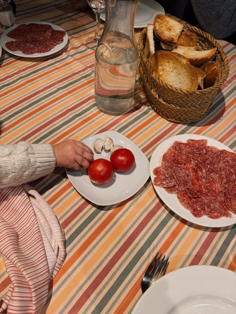 Su cena improvisada a la luz de la chimenea