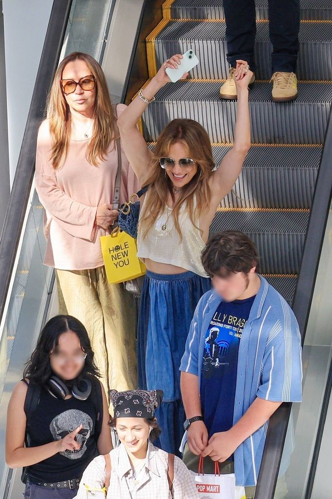 JLo se mostró de buen ánimo e incluso mostró algunos movimientos de baile.