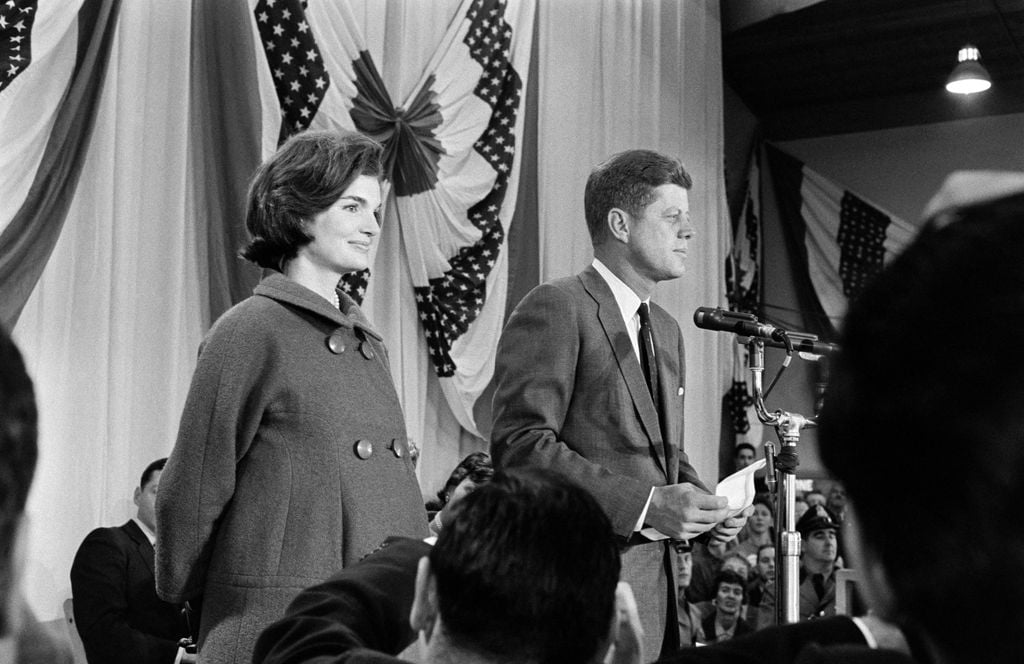 El presidente electo de EE. UU. John Fitzgerald Kennedy, junto a la primera dama Jacqueline Kennedy, se prepara para pronunciar su discurso de victoria