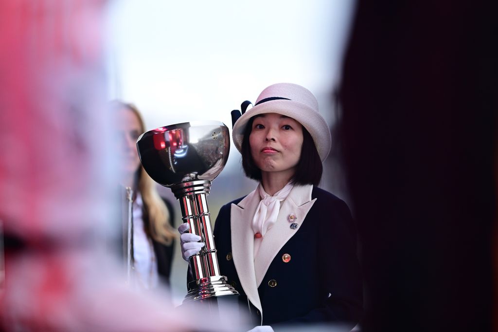 Akiko de Japón, princesa de Mikasa, en la entrega del Gran Premio de Fórmula 1 de Japón en el circuito de Suzuka