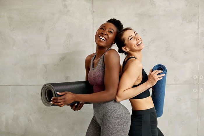 dos mujeres preparadas con su esterilla para hacer pilates