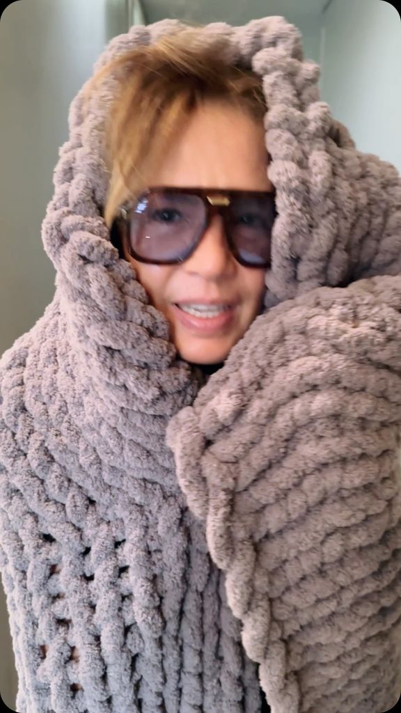 Yolanda Andrade presumió la cobija que le tejió Thalía.