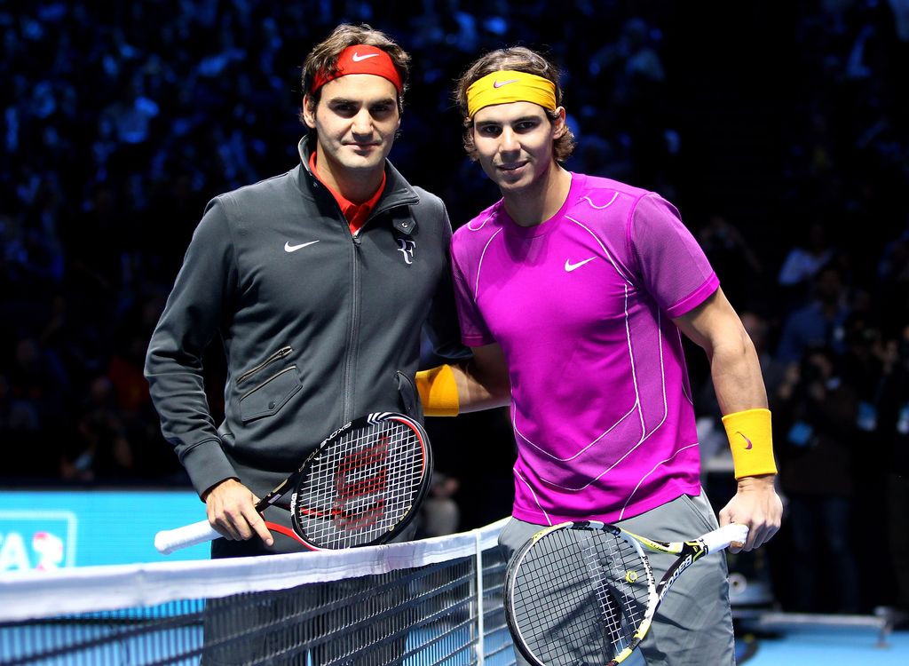 Plano medio de Rafa Nadal y Roger Federer posando juntos tras un partido de tenis