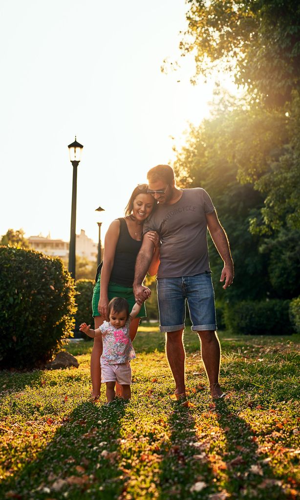 Familia paseando por el parque