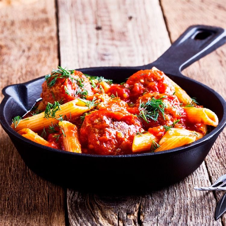 Albóndigas y 'penne' con salsa picante de tomate