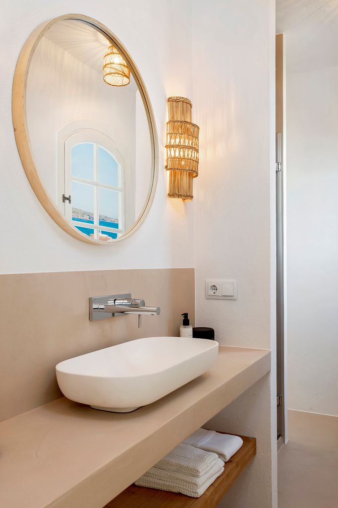 Espejo en un baño que ofrece vistas al mar