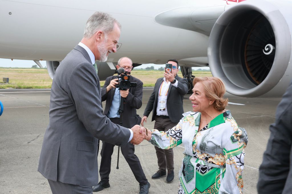 Don Felipe estrecha la mano de las autoridades colombianas