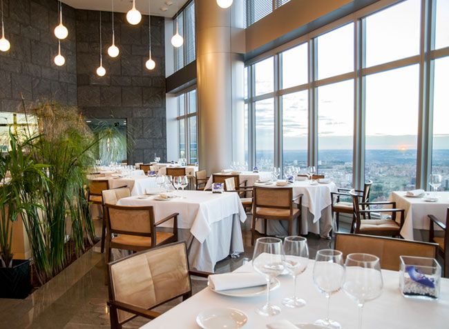 El comedor de 'Espacio 33' ofrece una vistas espectacurales sobre el skyline de Madrid. 