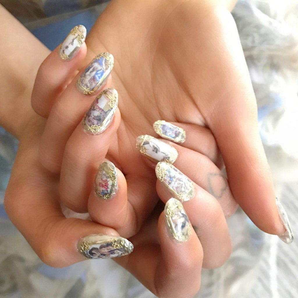 ariana grande manicure capilla sixtina