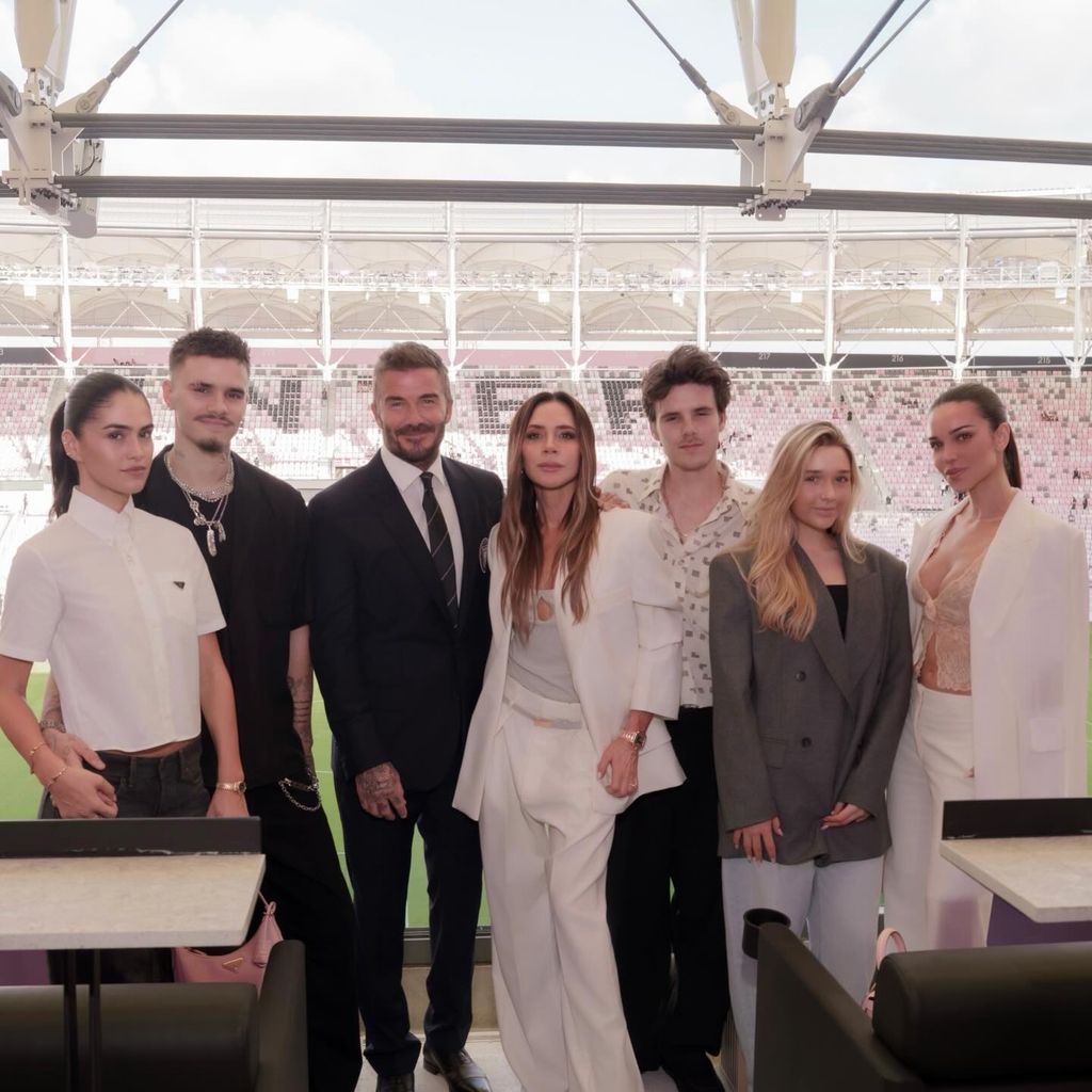 David y Victoria Beckham con sus hijos Romeo, Cruz y Harper y sus nueras Kim Turnbull y Jacky Apostel.