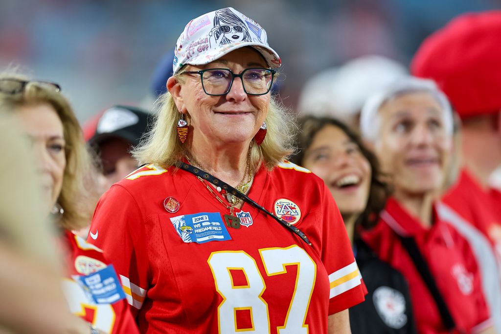 Donna Kelce, apoyando a su hijo en un partido