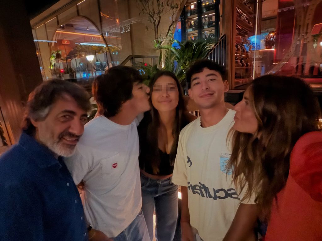 Nuria Roca y Juan del Val con sus tres hijos, Juan, Pau y Olivia, que se va a estudiar al extranjero
