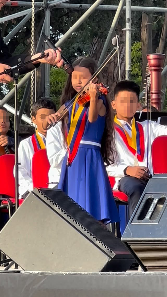 Romina Rivera en el ensaño previo a la actuación frente al Santísimo Padre