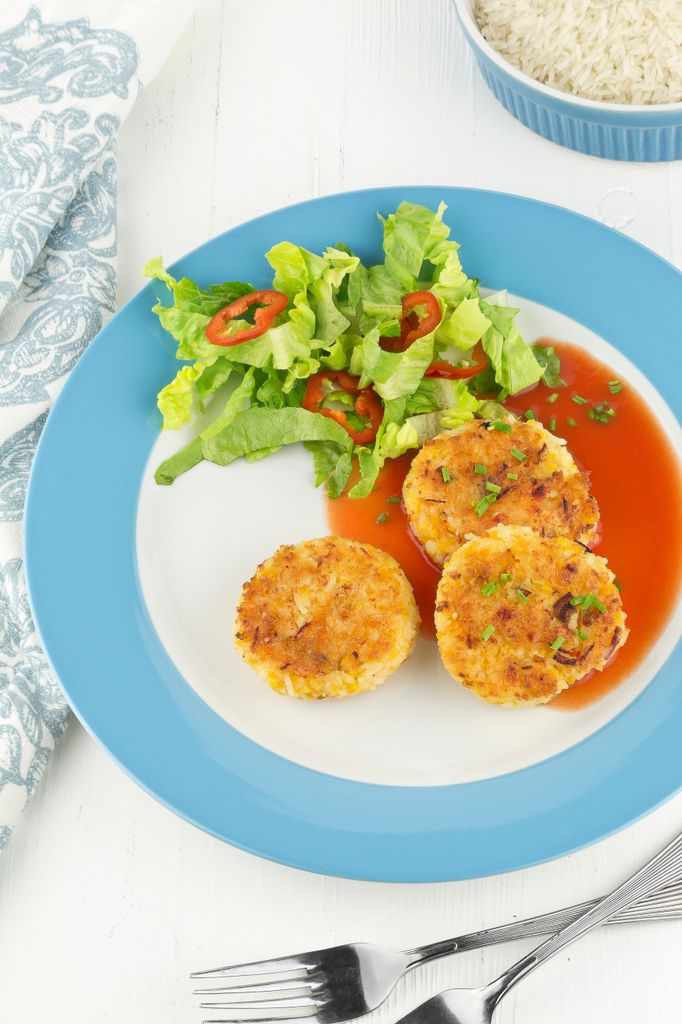 Pastelitos salados de arroz y altramuces con salsa de tomate
