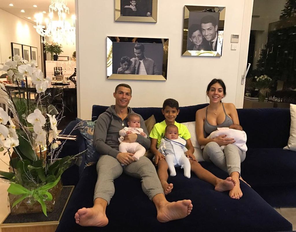 Cristiano Ronaldo y Georgina Rodríguez con Junior, Eva María, Mateo y Alana Martina en 2017.
