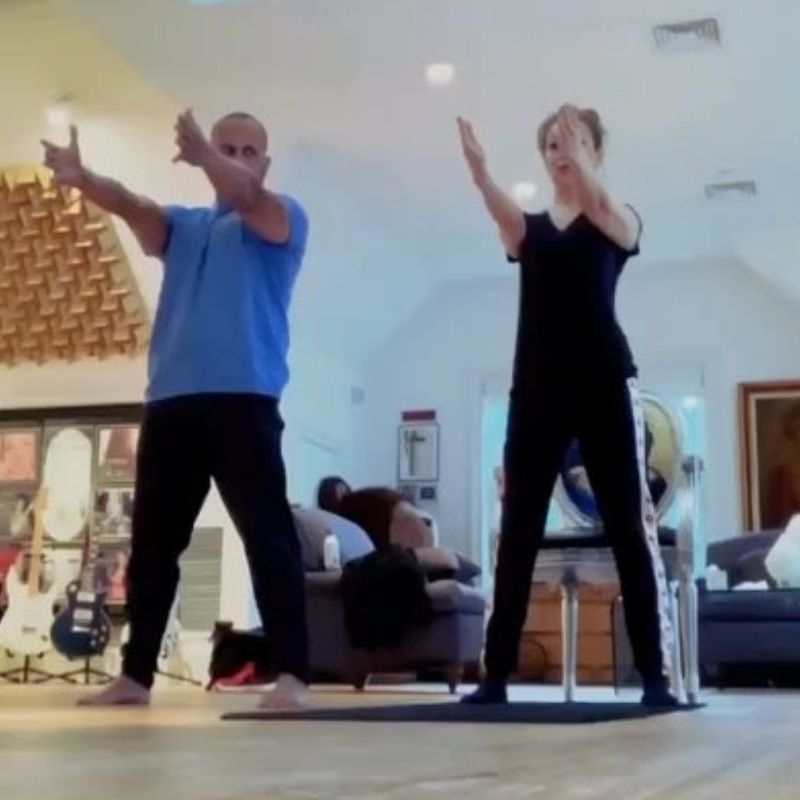 Thalía hace ejercicio con su entrenador