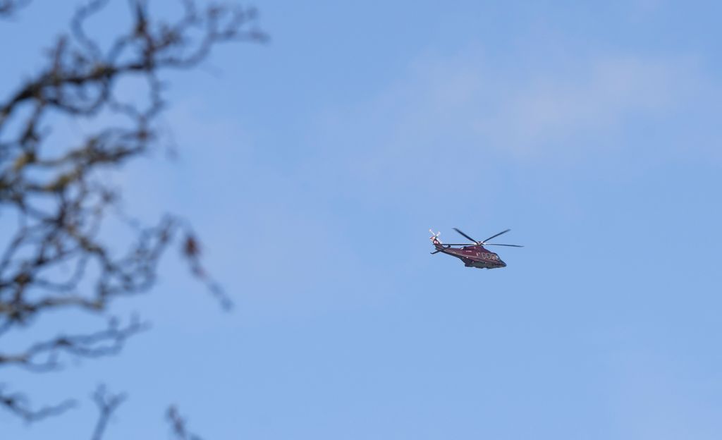 Imagen del helicóptero en el que han llegado los reyes Carlos y Camilla a Gales