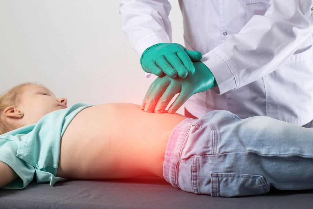 Niña siendo explorada en la tripa por un médico