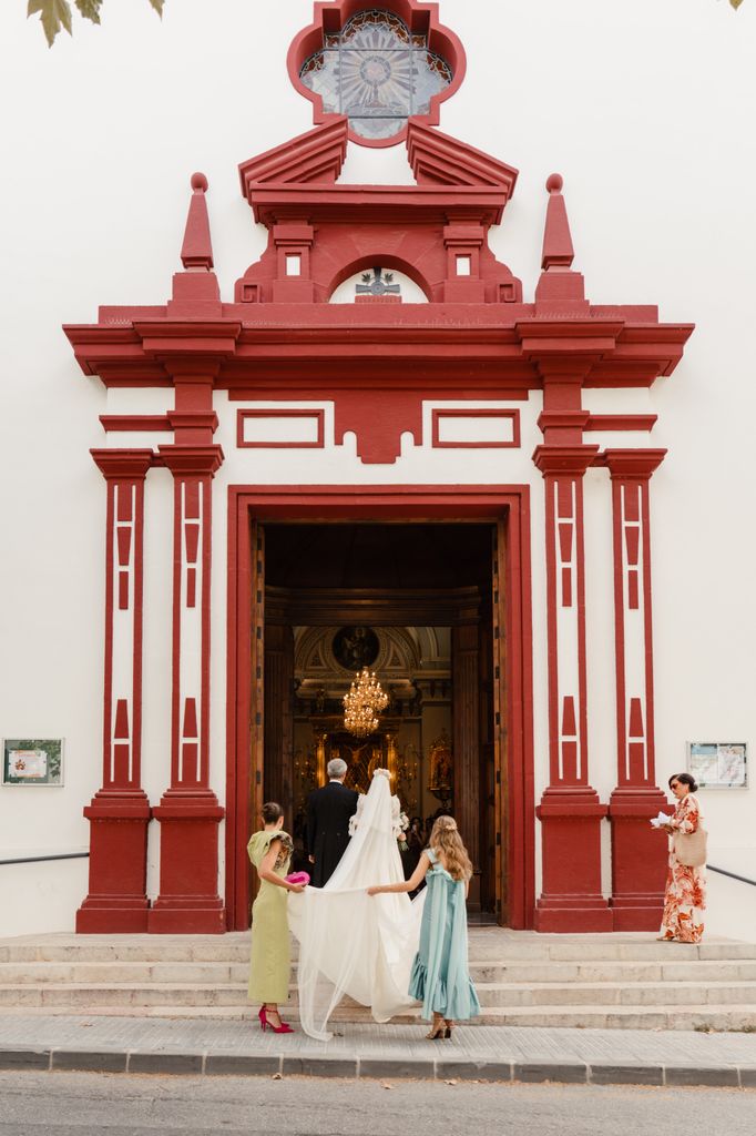 Entrada de la novia en la iglesia ceremonia religiosa