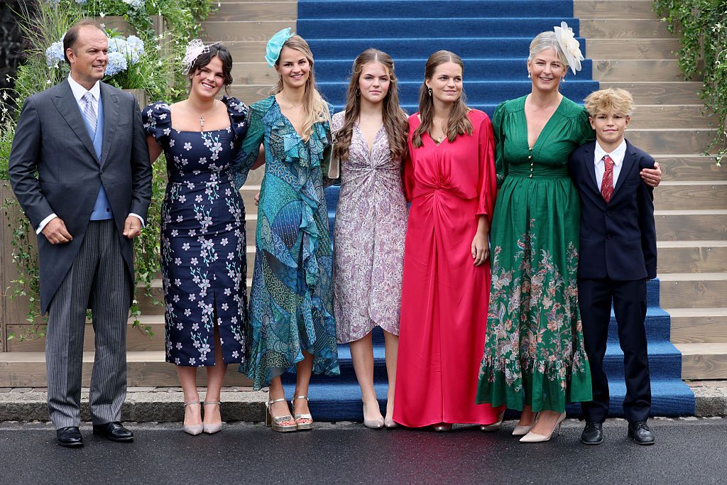 Tatiana de Liechtenstein con su marido y cinco de sus siete hijos, en la boda Maria Carolina de Liechtenstein y Leopoldo Maduro Vollmer en la catedral de Vaduz, Liechtenstein, el 30 de agosto de 2025
