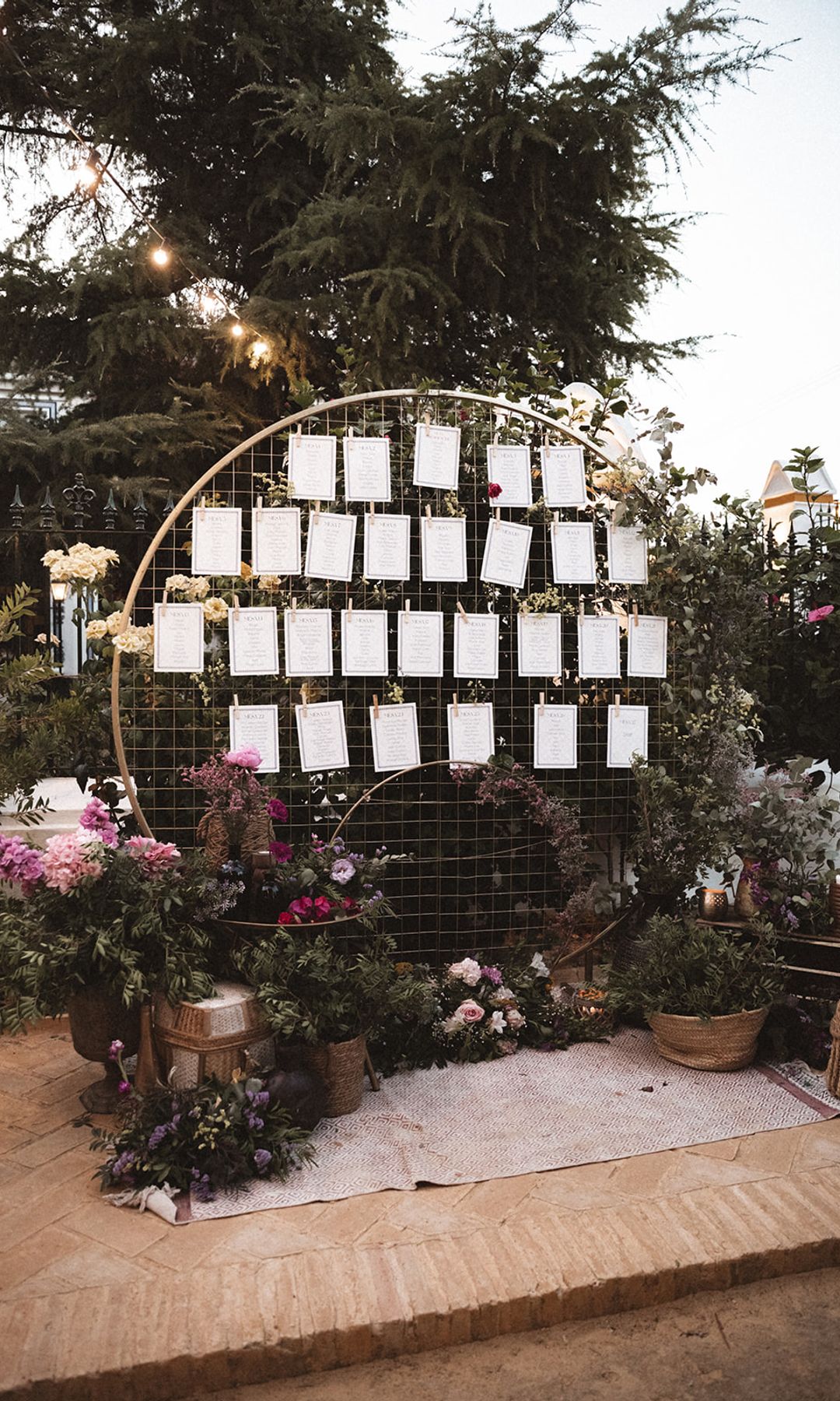 Seating plan de boda con flores rosas