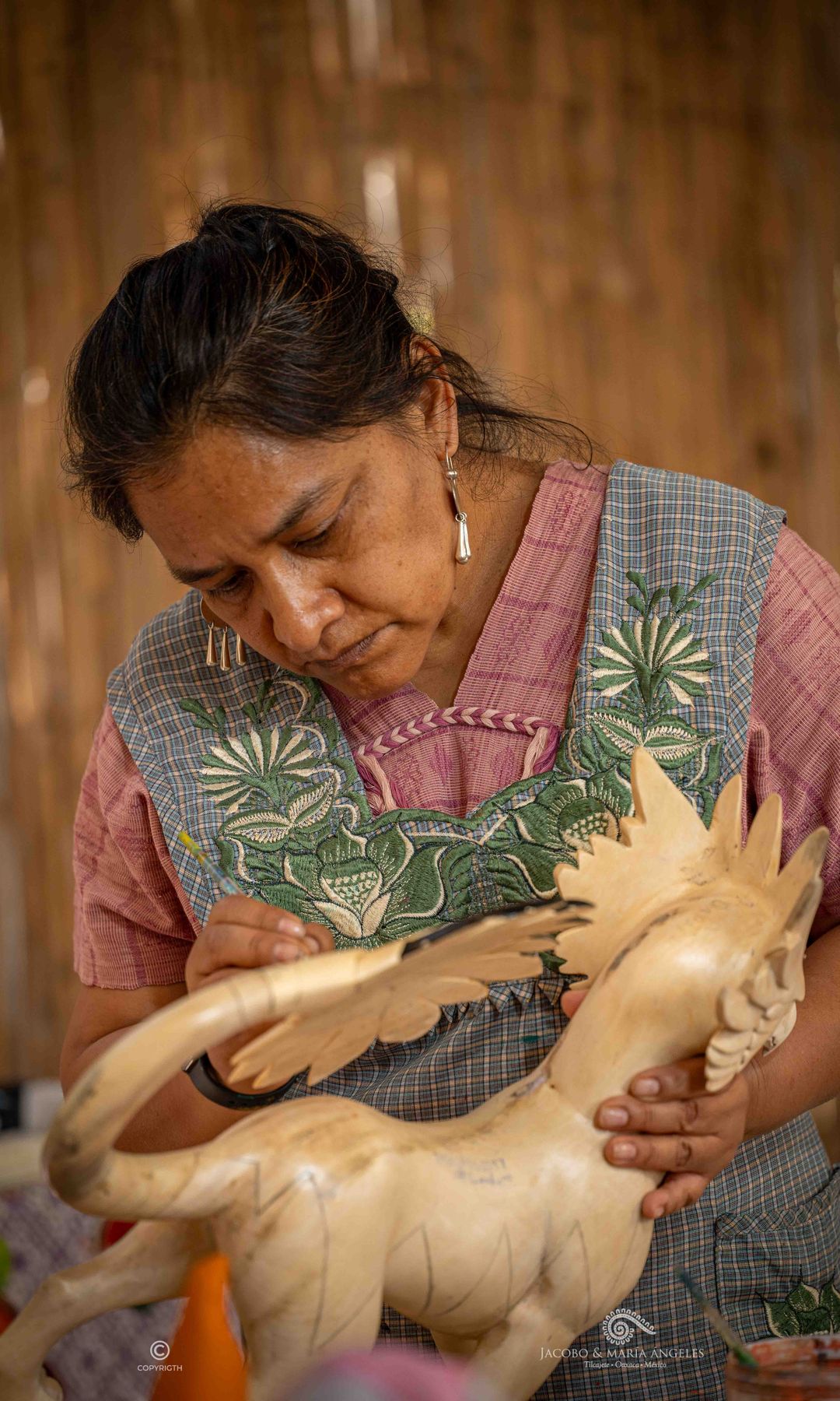 María Mendoza trabajando en el taller