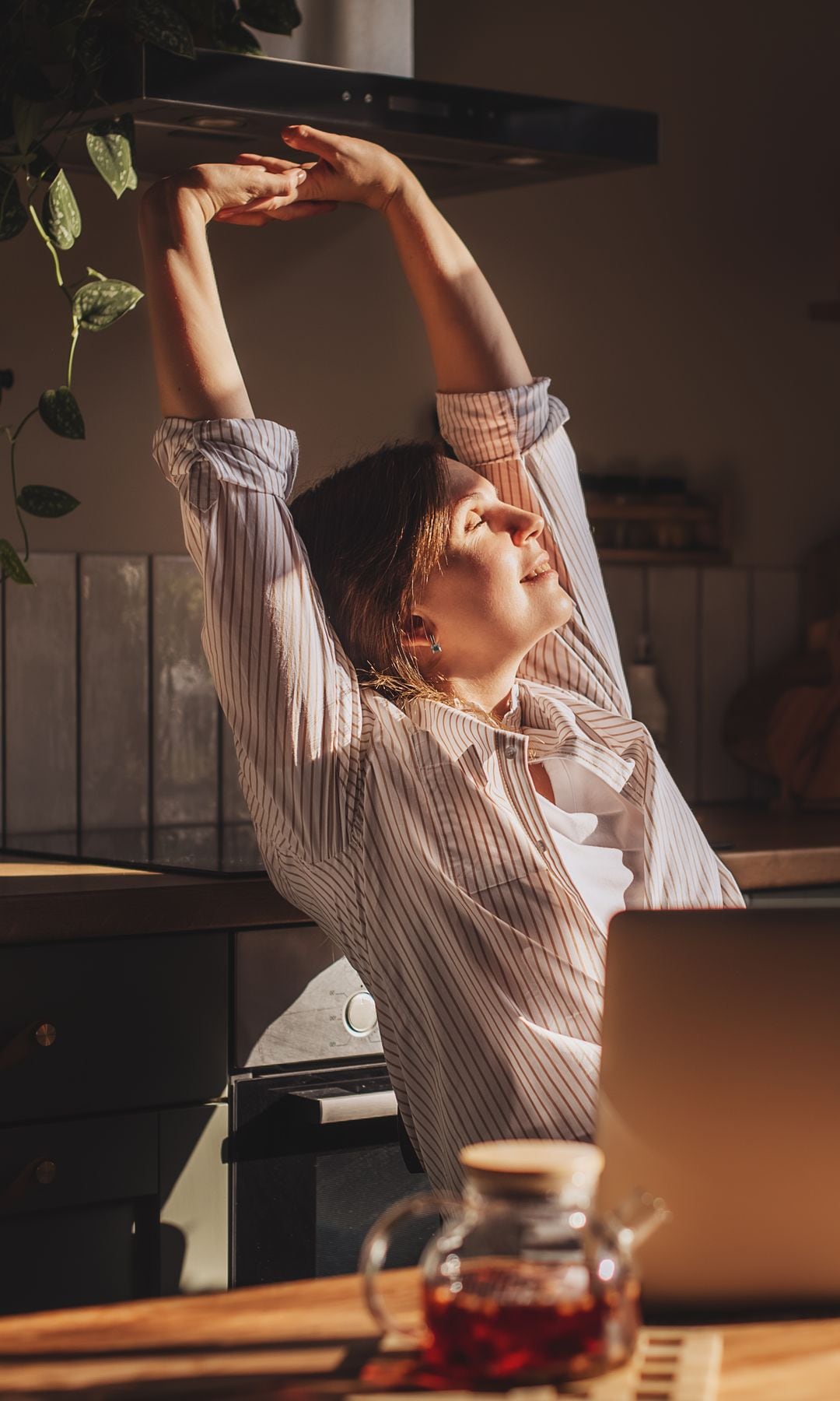 Una mujer feliz y relajada frente a su ordenador