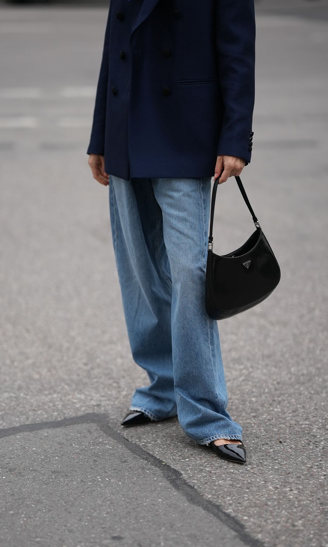 Azul y negro sí van juntos: así los combina Rochi Laffón