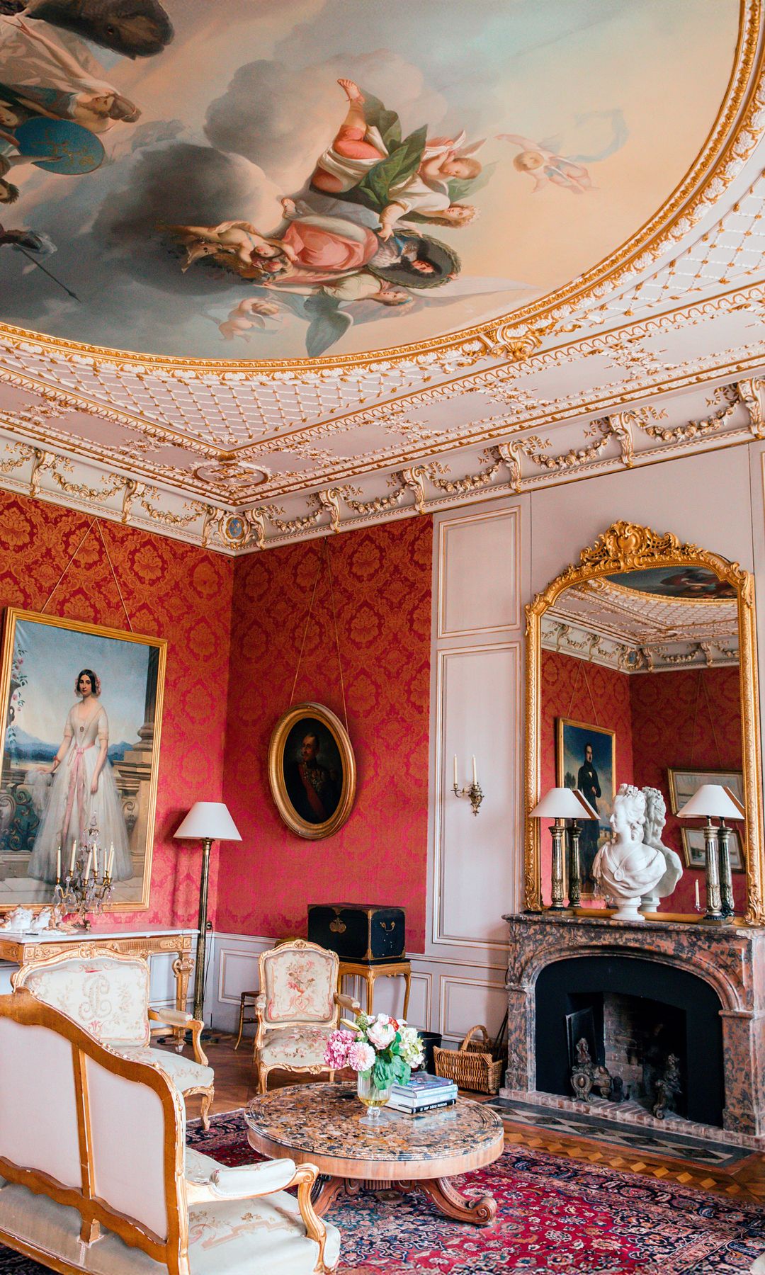 Cada habitación cuenta con detalles únicos que narran historias familiares y reflejan el buen gusto de sus propietarios, que han trabajado incansablemente para preservar y restaurar este patrimonio arquitectónico