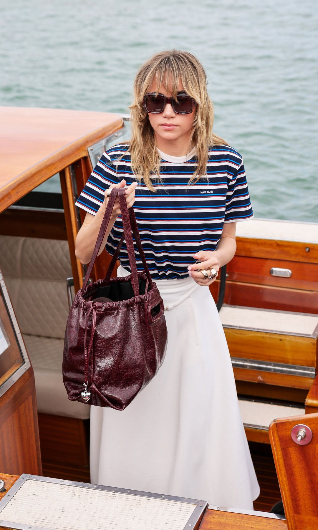 Suki Waterhouse en el Festival de Venecia 2025 con look de Maje