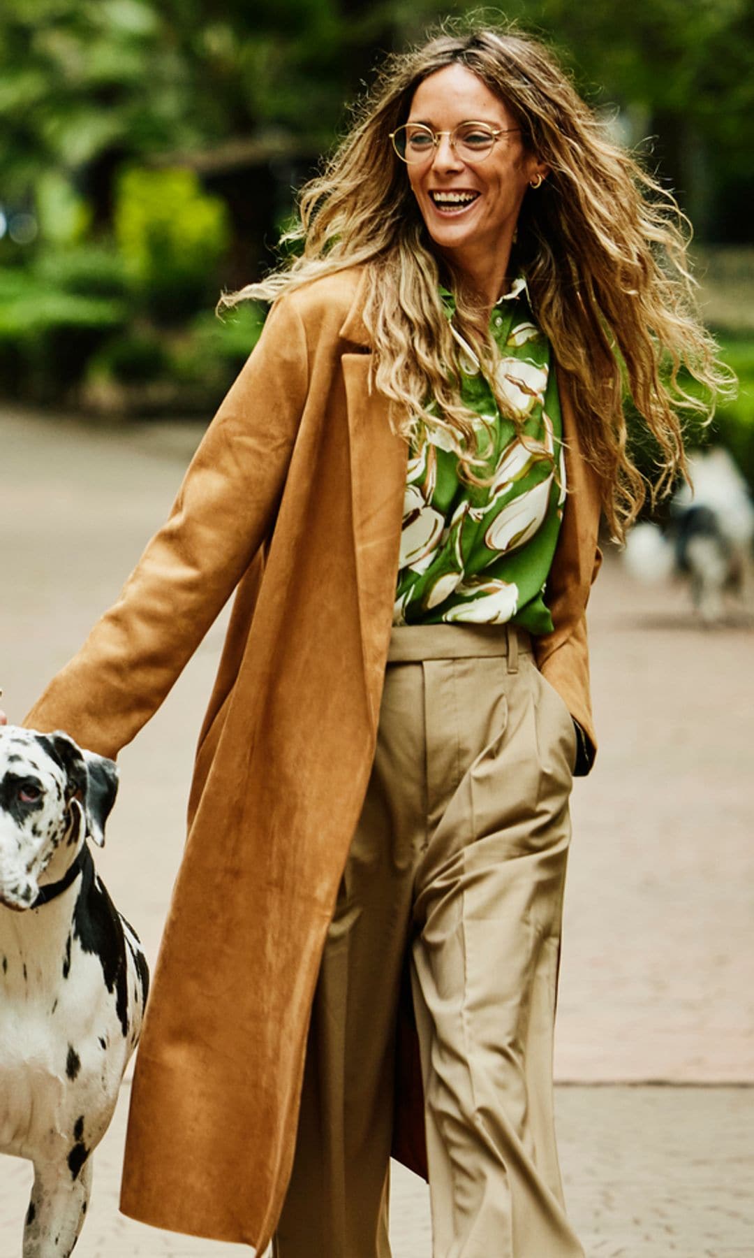 Una mujer paseando relajada con su perro