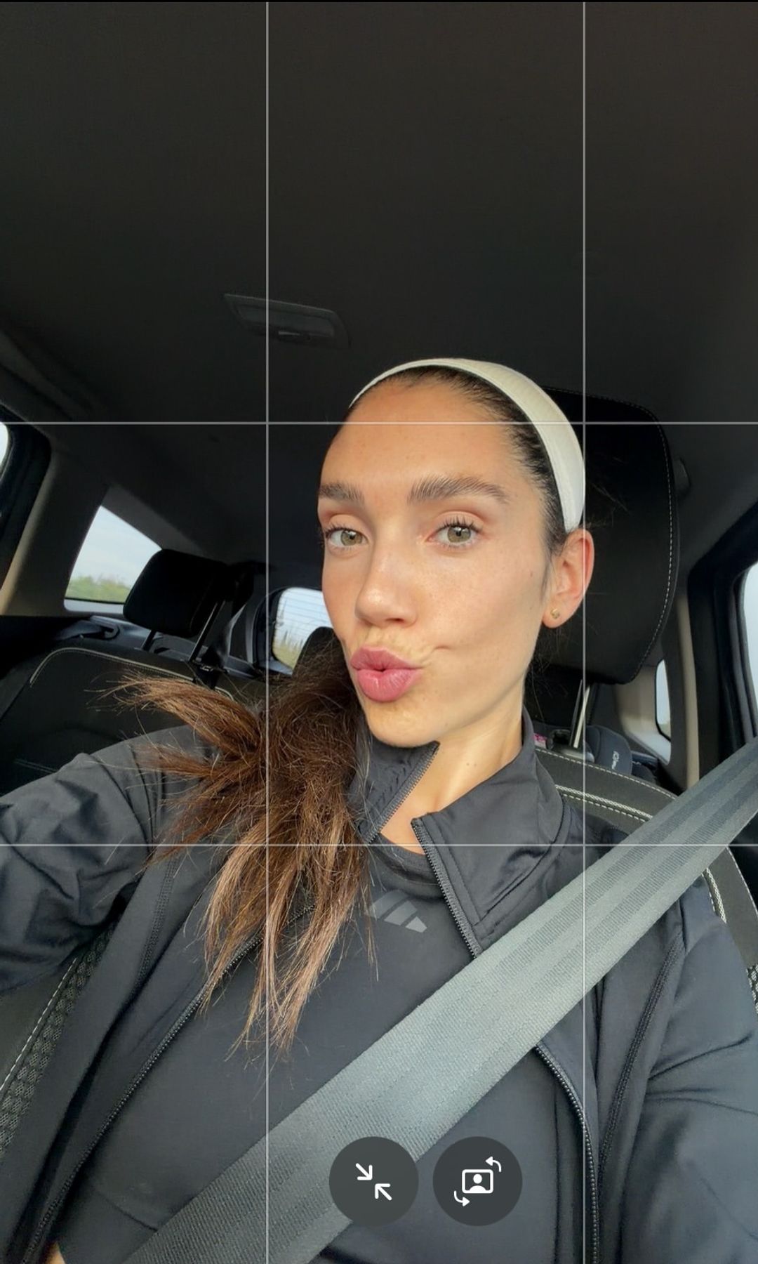 Un selfie de Celia Pedraza en el coche con ropa deportiva