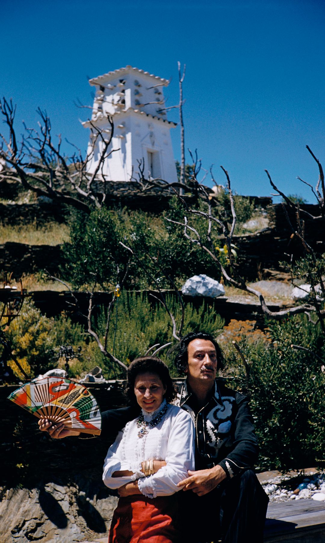 Salvador Dalí y su esposa, Gala, en los acantilados de Port Lligat, en la Costa Brava