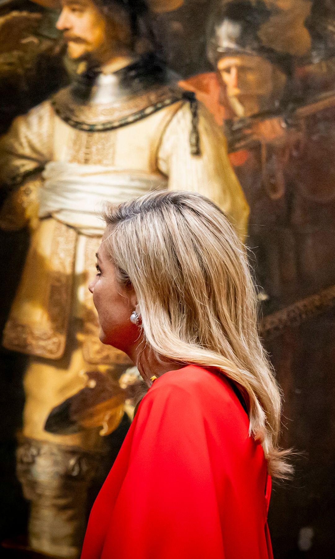 Máxima impacta de rojo en su cita nocturna con el emperador japonés y rescata un broche antiguo de perlas y diamantes