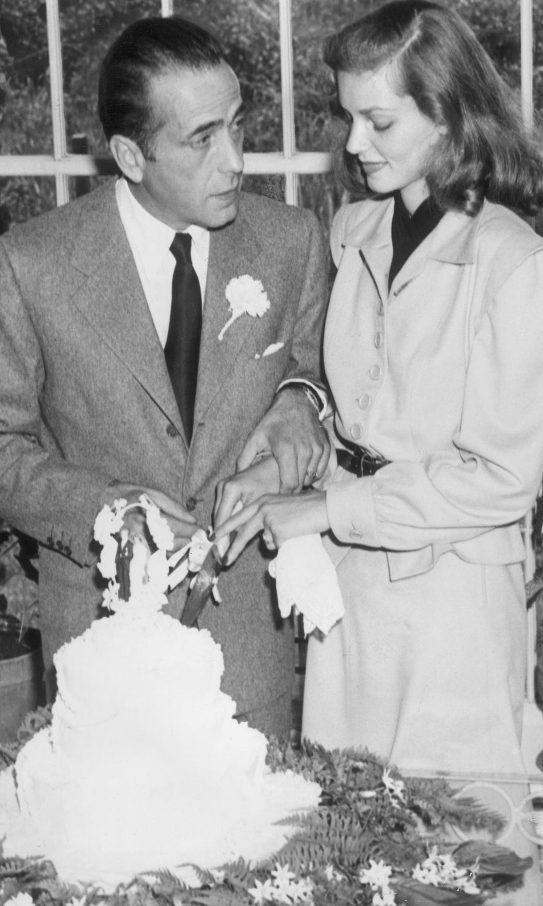 Lauren Bacall y Humphrey Bogart el día de su boda