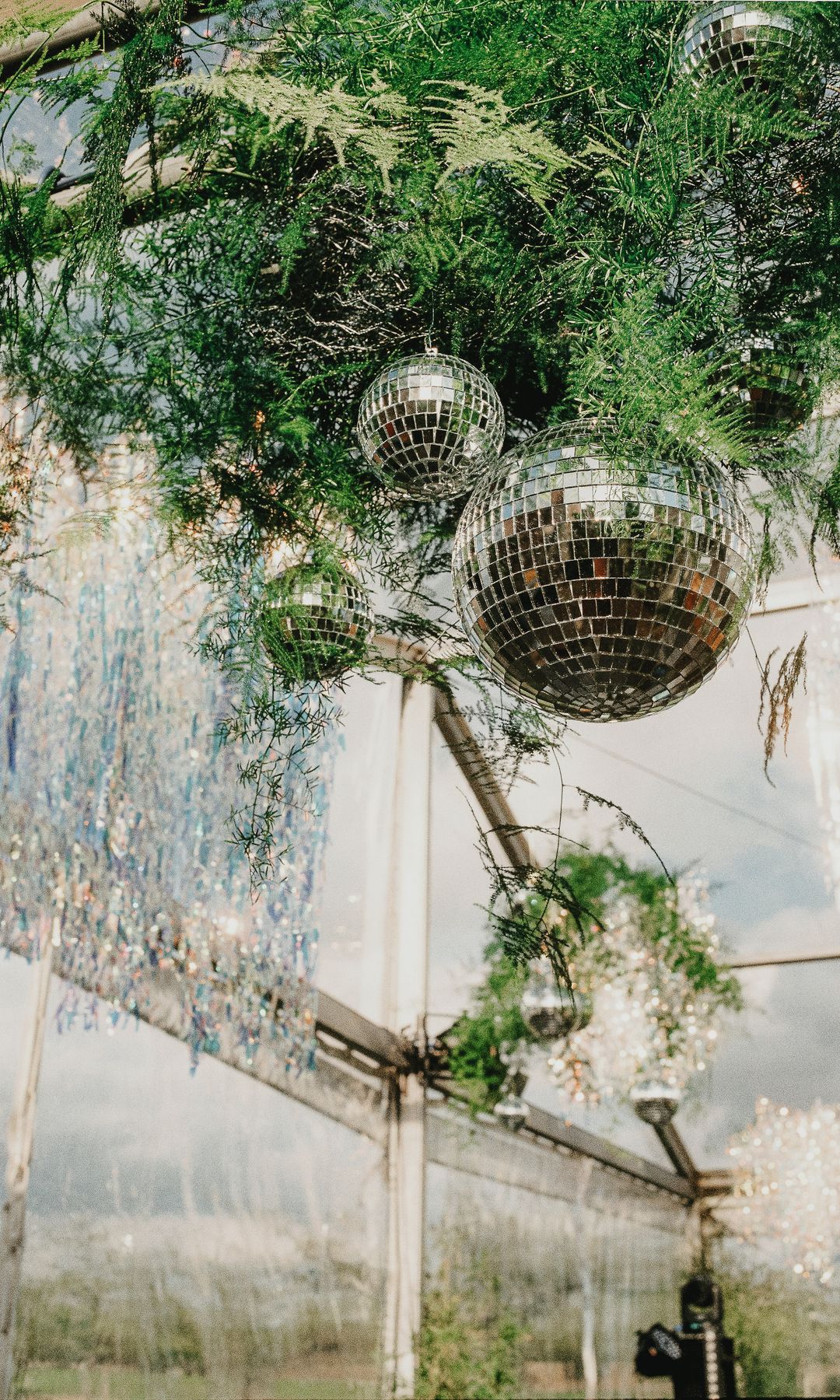 Decoración de boda de una novia con vestido de Navascués