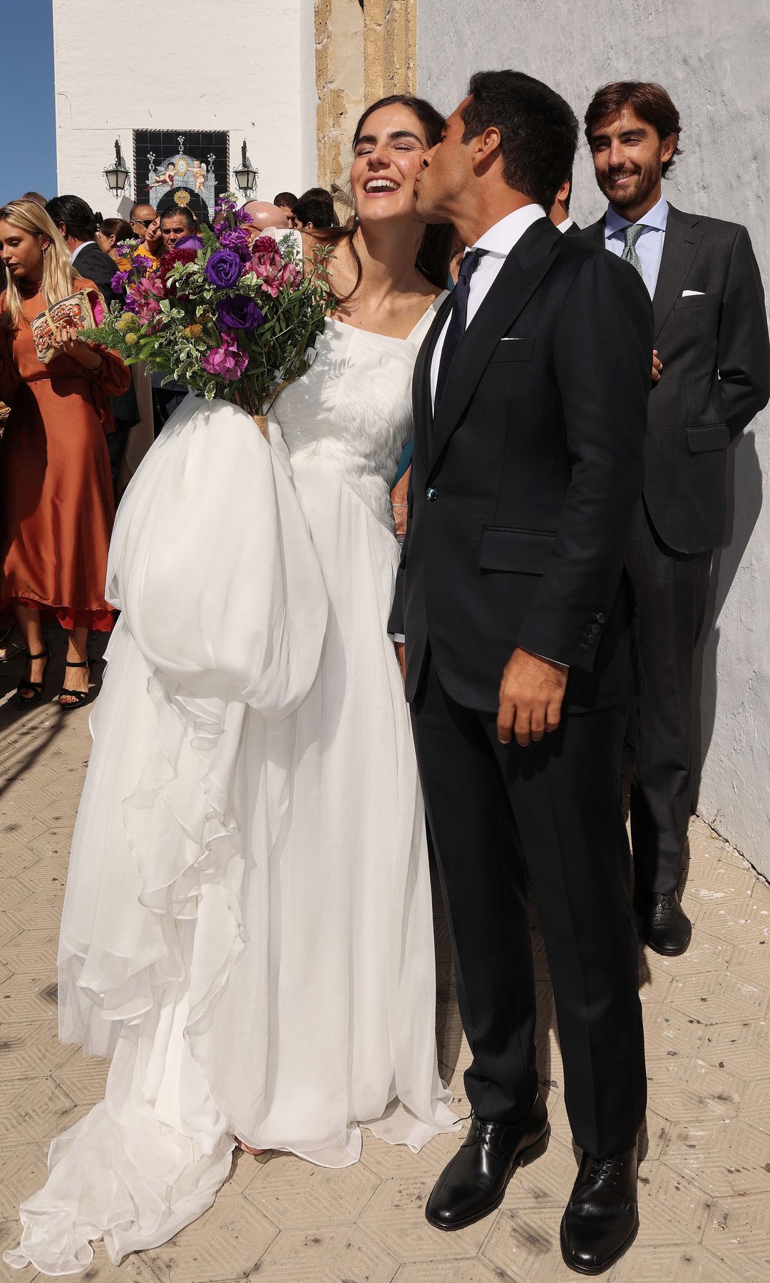 La salida de los recién casados de la basílica