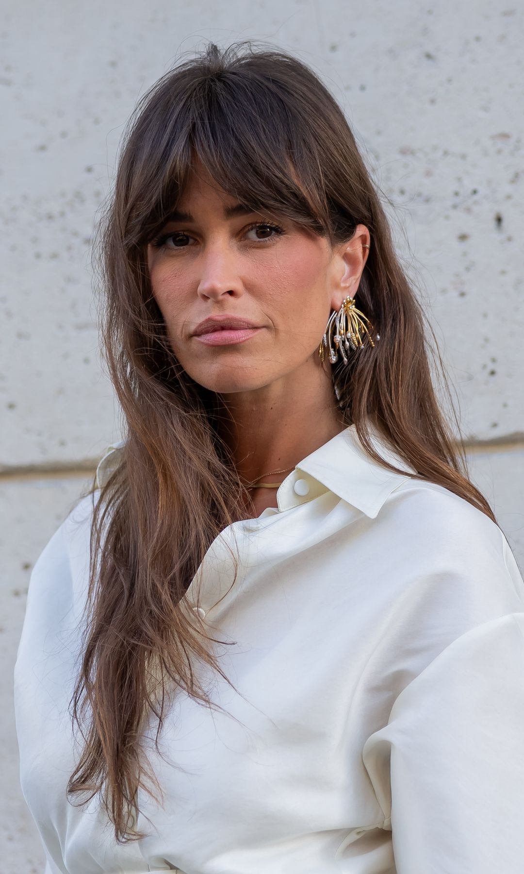 Mujer con cabello con flequillo cortina