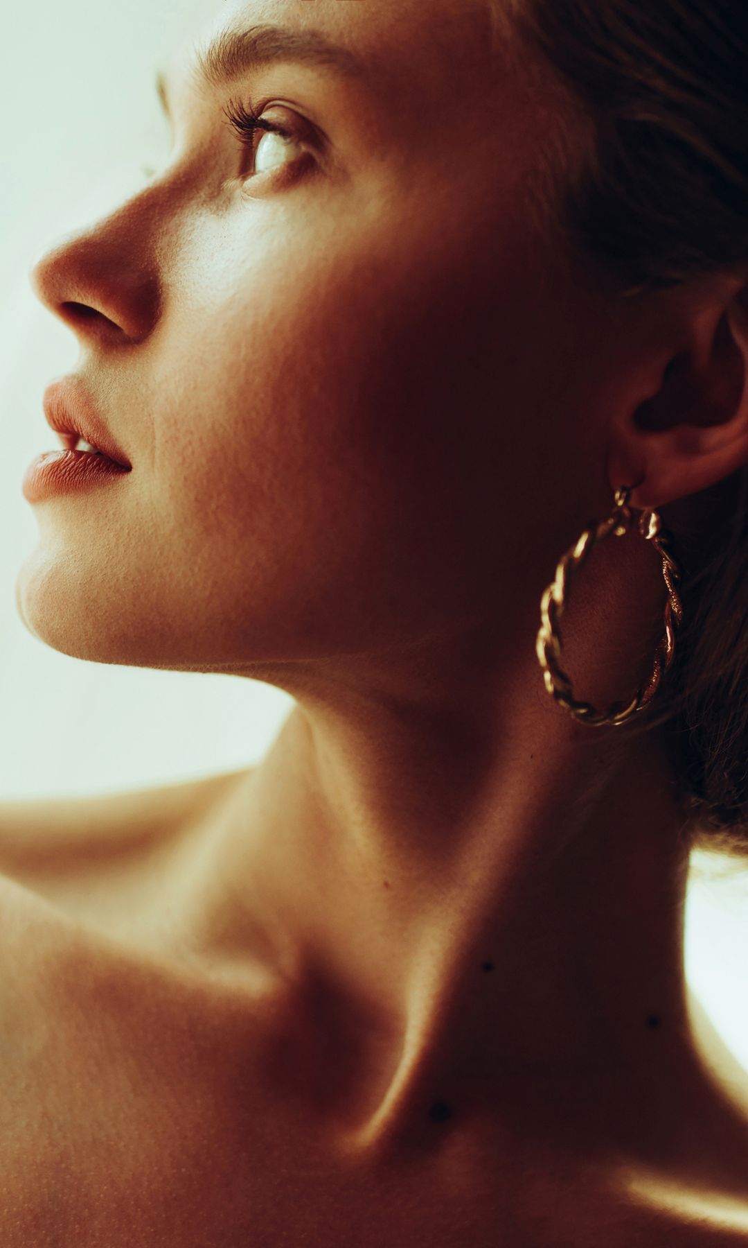 Una mujer con el cuello joven
