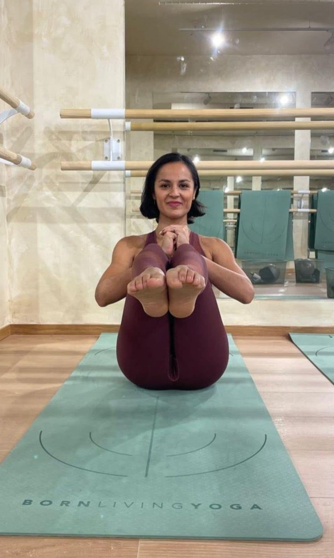 Jimena Villegas, head coach de esBarré, practicando un ejercicio de abdominales