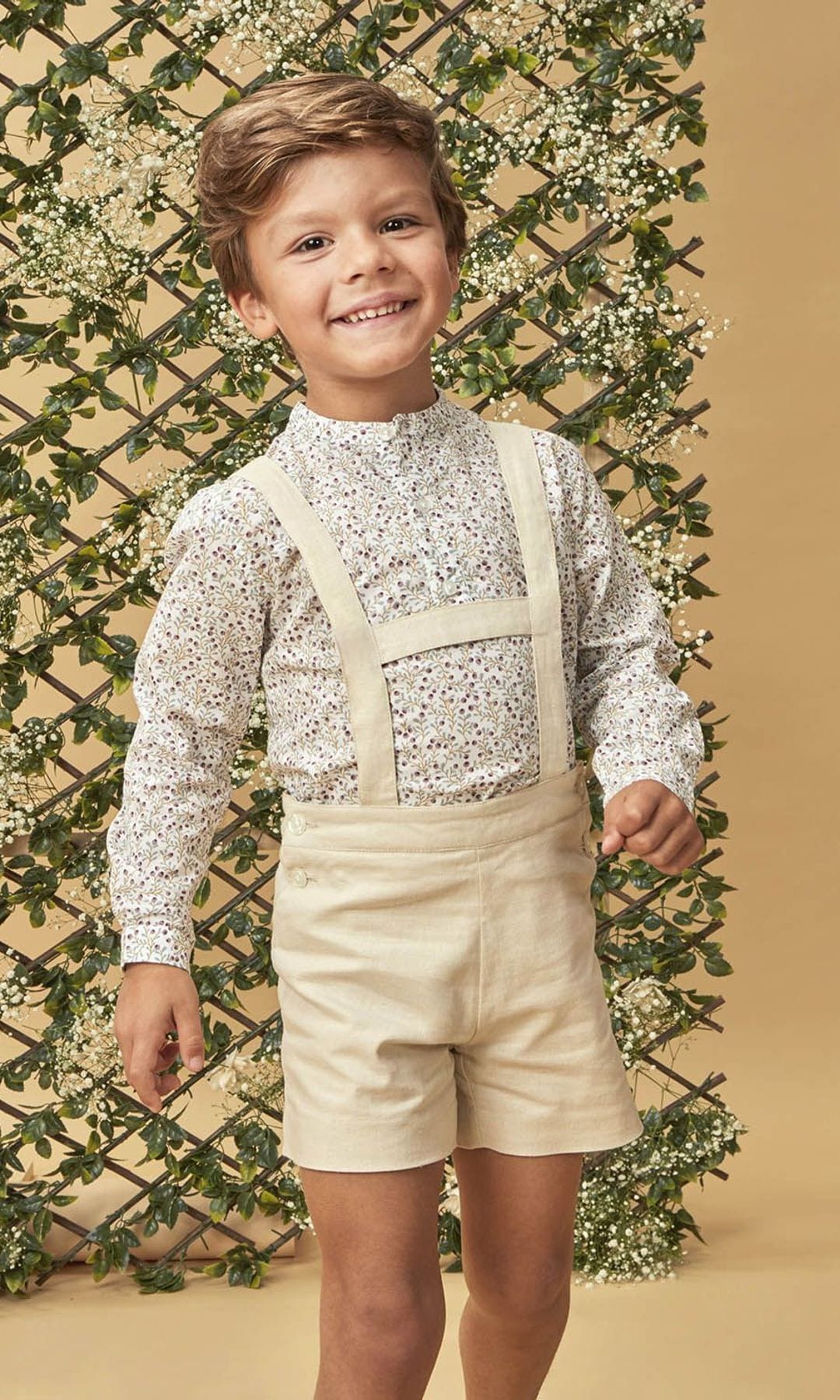 Conjunto de niño de arras con camisa de flores lilas y pantalón con tirantes beige de lino de Gocco