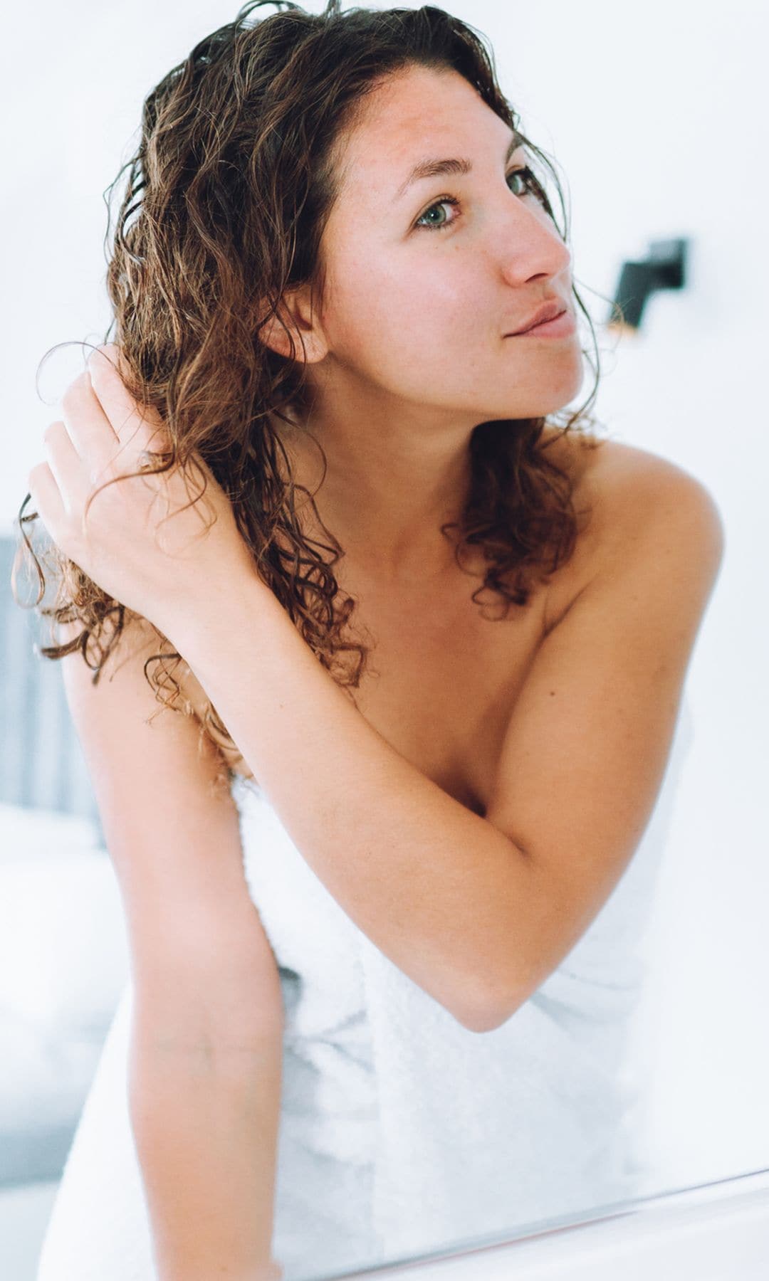  Mujer masajeando cabello