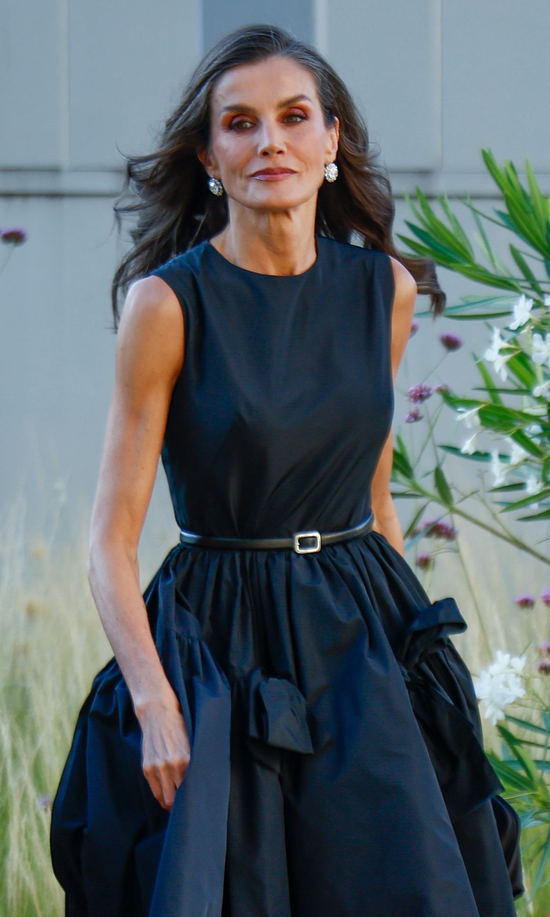 La reina Letizia en los Premios ABC con vestido negro