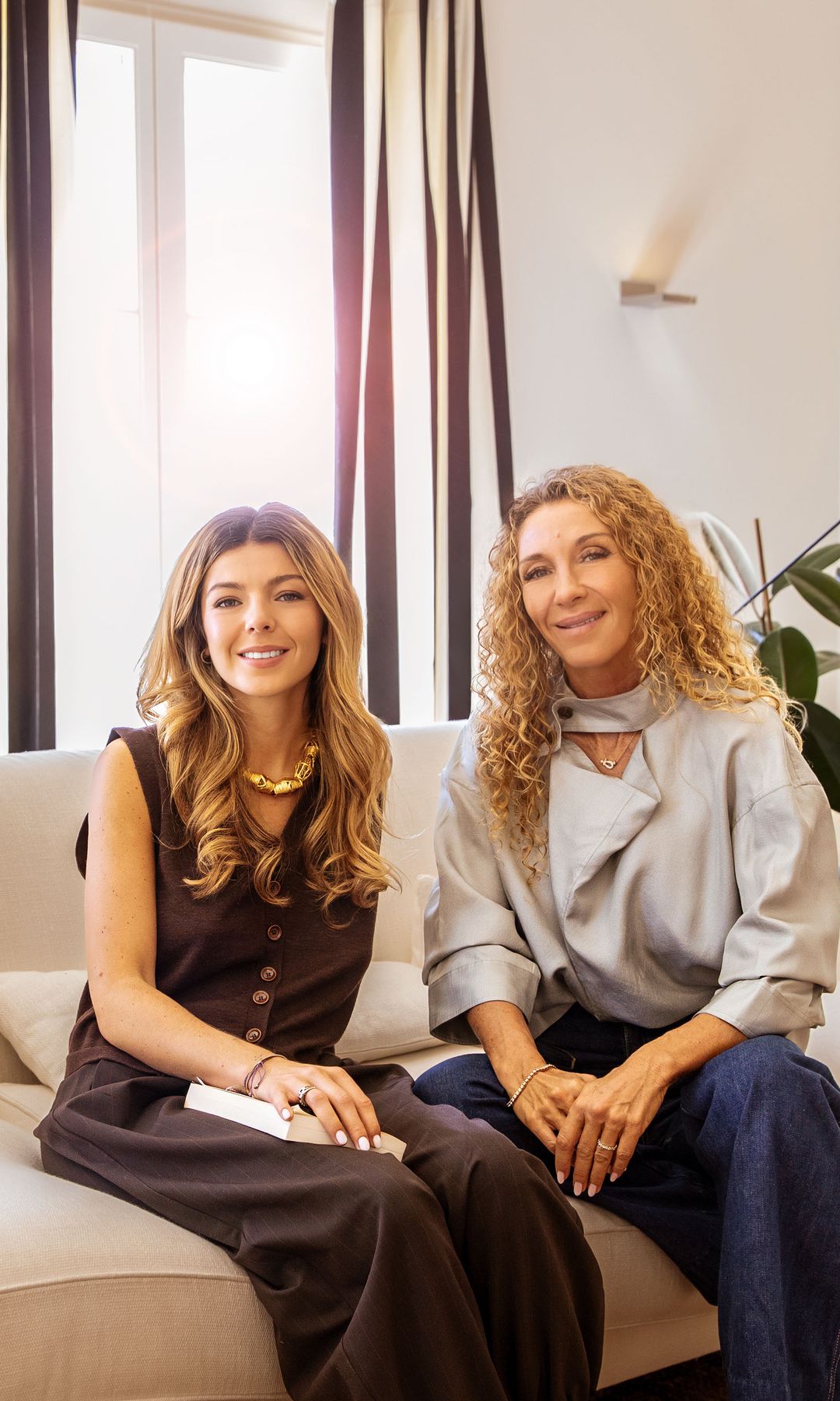 Emma e Ingrid posando en el salón-comedor