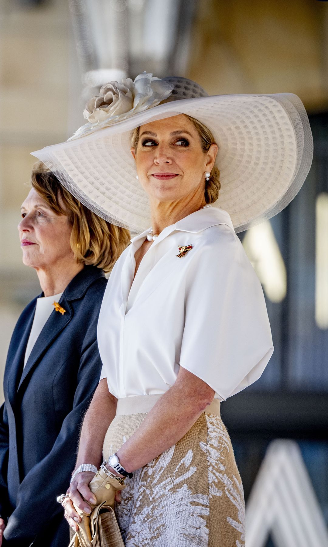 Máxima de Holanda, junto a Elke Büdenbender, deslumbra con un espectacular look de primavera: pamela XL y flores que acaparan todas las miradas
