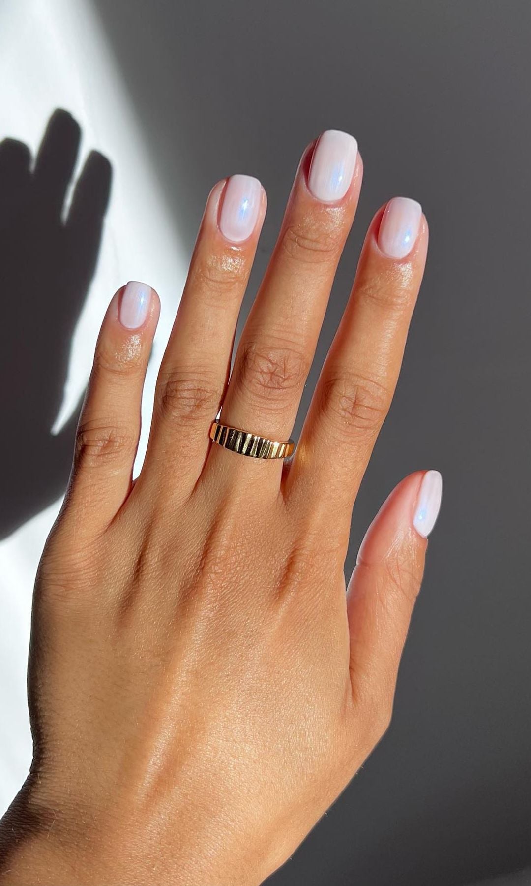 Manicura blanca acabado perlado