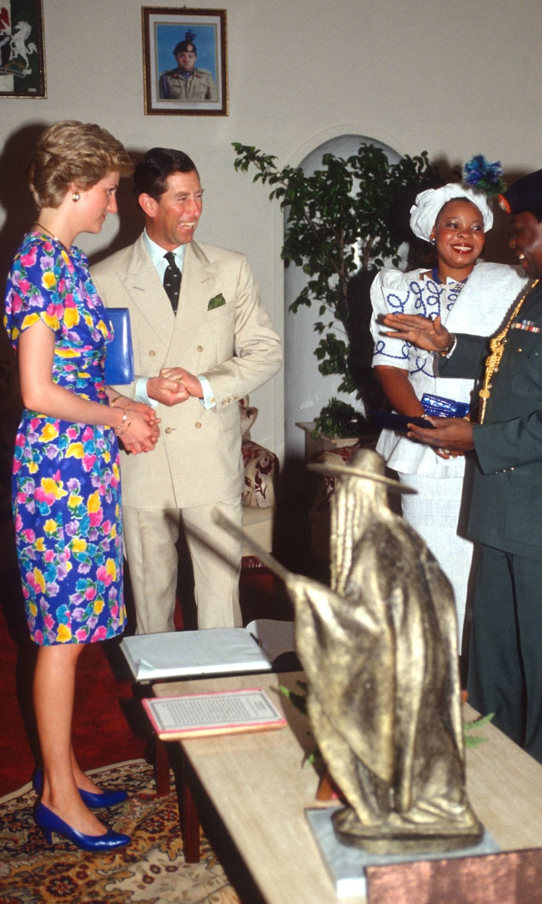 Lady Di durante su visita a Nigeria